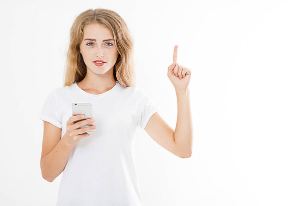 sexy kobieta trzymać telefon komórkowy wskazując palcem odizolowany na białym tle, ręka trzyma czarny telefon, przestrzeń kopiowania - Zdjęcie, obraz