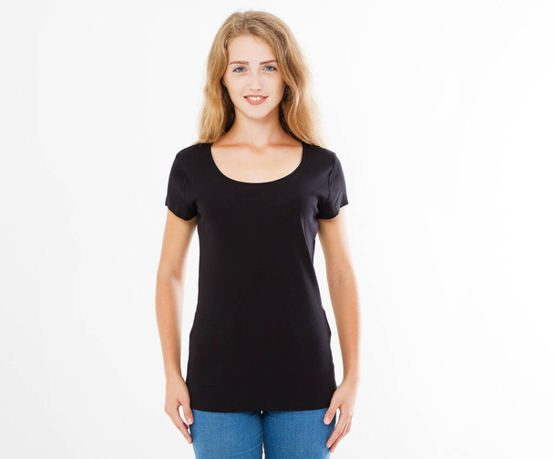 черная футболка, футболка женщина в футболке изолированы на белом фоне, макет - Фото, изображение