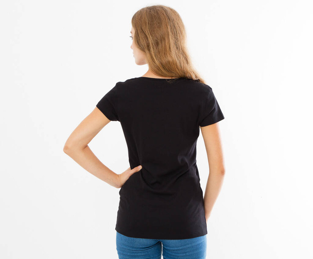 Takana näkymä: nainen musta t-paita eristetty, tyttö t-paita mallina, musta T-paita. Keskiosan naisten t-paita valkoisella pohjalla, tyttö t-paidassa mallina eristetty - Valokuva, kuva