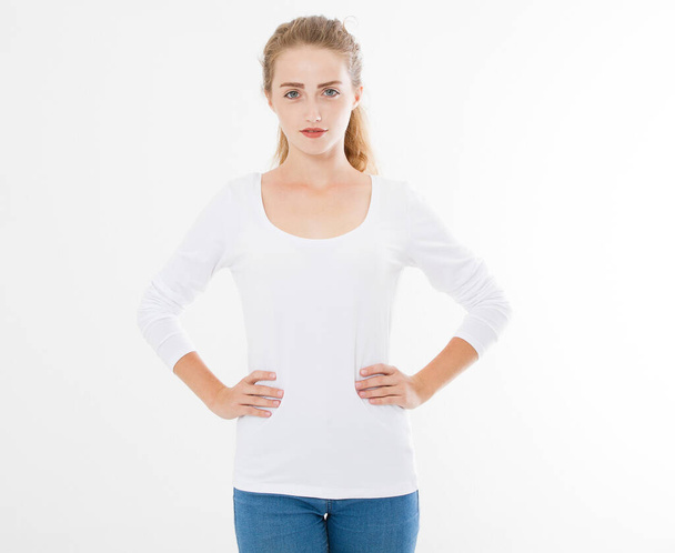 mladá běloška, Evropanka, dívka v bílém tričku. design trička a koncept lidí. Košile přední pohled izolované na bílém pozadí. Vysmívej se. Kopírovat prostor. - Fotografie, Obrázek