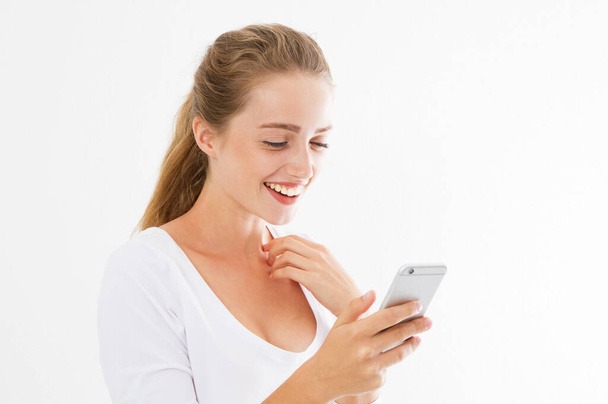 Hyvä uutispuhelin. Innoissaan onnellinen tyttö lukee hyviä uutisia älypuhelimella seisoo valkoinen läpinäkyvä tausta. Nuori kaunis hymy nainen ja puhelin. - Valokuva, kuva