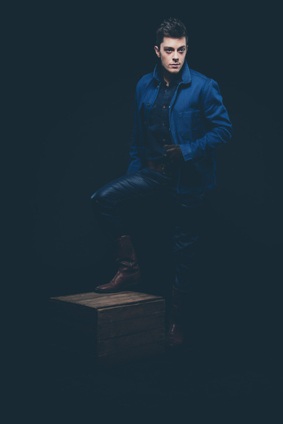 Vaqueros de invierno hombre de moda con pelo corto y oscuro. Usando jean azul
 - Foto, Imagen