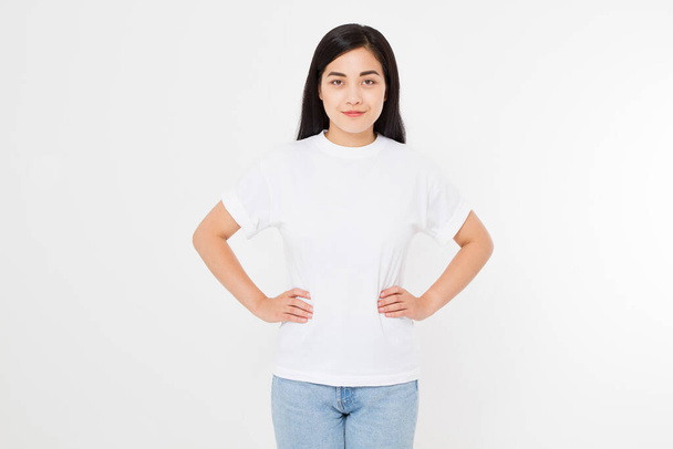 Beyaz tişörtlü genç Asyalı Japon kadın. Gömlek tasarımı ve insanların konsepti. Gömlekler beyaz arka planda izole edilmiş. Model yap. Boşluğu kopyala. - Fotoğraf, Görsel