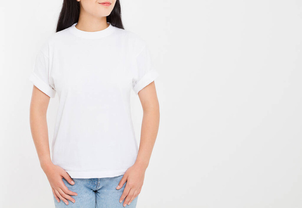 giovane asiatica donna giapponese in bianco bianco t-shirt. t shirt design e concetto di persone. Camicie vista frontale isolata su sfondo bianco. Scherza. Copia spazio. - Foto, immagini
