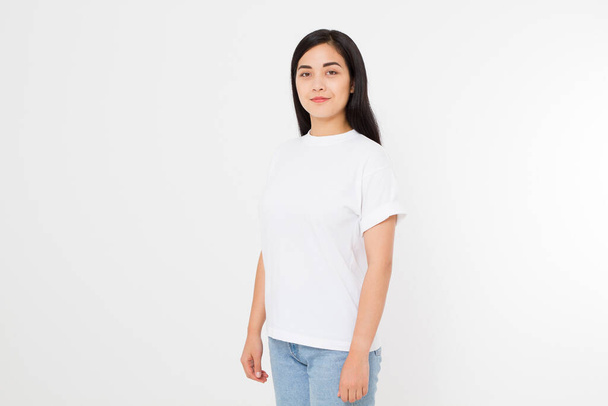 joven asiático japonés mujer en blanco camiseta blanca. diseño de camisetas y concepto de personas. Camisas vista frontal aisladas sobre fondo blanco. Prepárate. Copiar espacio. - Foto, Imagen