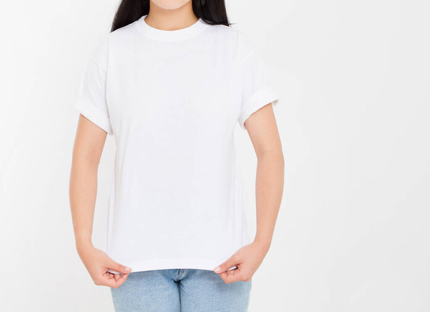 jovem asiático japonês mulher em branco branco t-shirt. T-shirt design e conceito de pessoas. Camisas vista frontal isolado no fundo branco. Faz asneira. Espaço de cópia. - Foto, Imagem