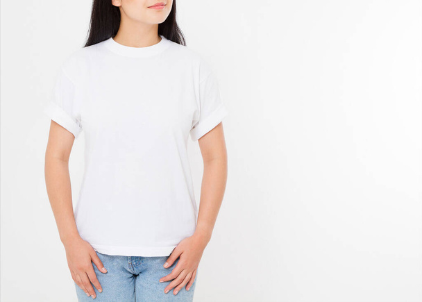 白いTシャツを着た若いアジア系日本人女性。Tシャツのデザインや人のコンセプト。シャツのフロントビューの白い背景に隔離された。モックアップ。スペースのコピー. - 写真・画像