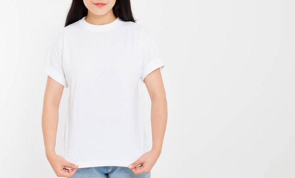 joven asiático japonés mujer en blanco camiseta blanca. diseño de camisetas y concepto de personas. Camisas vista frontal aisladas sobre fondo blanco. Prepárate. Copiar espacio. - Foto, imagen