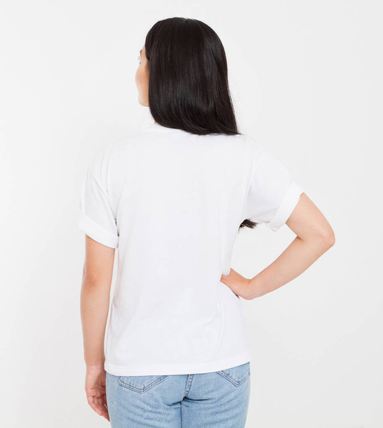 zadní pohled mladá korejka, asijská brunetka žena v bílém tričku, tričko design a lidé koncept, maketa nahoru, kopírovací prostor. - Fotografie, Obrázek