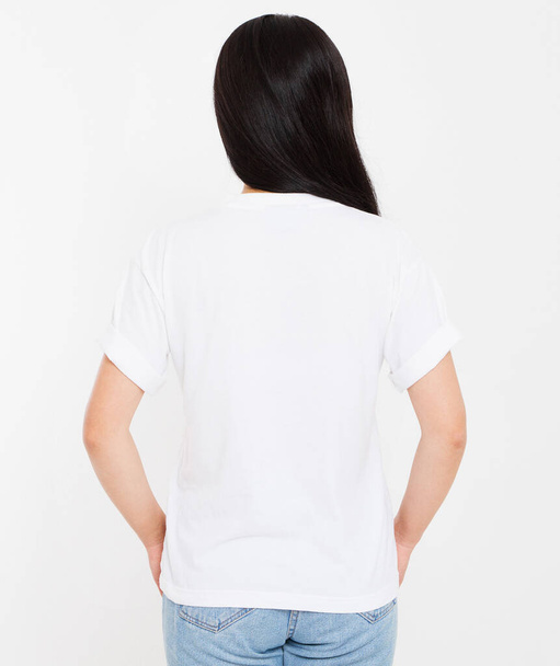 terug uitzicht jong koreaans, aziatische brunette vrouw in wit t-shirt, t-shirt ontwerp en mensen concept, mock up, kopieer ruimte. - Foto, afbeelding