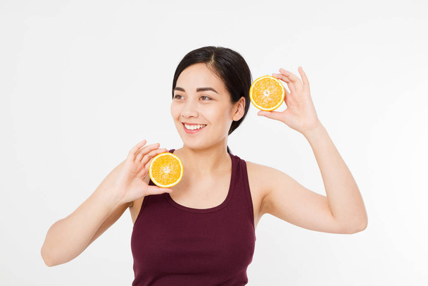 Ομορφιά ασιατική ιαπωνική γυναίκα κατέχουν Oranges.Beauty έννοια. Όμορφη χαρούμενη έφηβος κορίτσι με φακίδες, αστείο κόκκινο χτένισμα και κίτρινο μακιγιάζ. Πορτοκαλί φέτα - Φωτογραφία, εικόνα