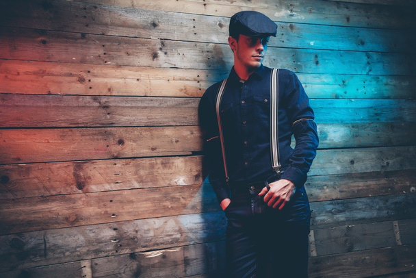 Homme de mode rétro des années 30 portant casquette bleue, chemise, bretelles et jeans
  - Photo, image