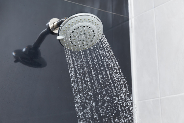 Cabezal de ducha en el baño con gotas de agua - Foto, imagen