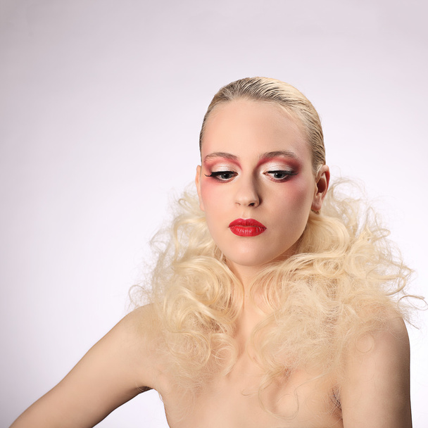 όμορφη γυναίκα με χτένισμα και αίγλη μακιγιάζ μόδας - Φωτογραφία, εικόνα