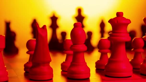 Крупним планом шахова дошка проти обертання з барвистими вогнями
  - Кадри, відео