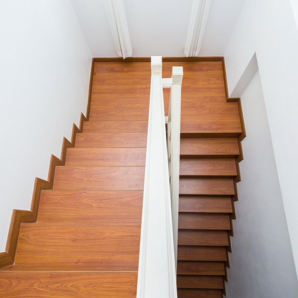 escalera de madera hecha de madera laminada en casa moderna blanca
 - Foto, imagen