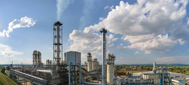 Widok z lotu ptaka na fabrykę rafinerii ropy naftowej i gazu z wysoką strukturą produkcji rafinerii. - Zdjęcie, obraz