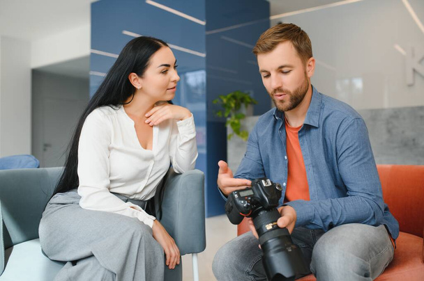 Photographer communicates with the client in the office - Foto, Imagem