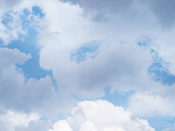 青い空の雲の背景。オーバーキャストテクスチャ。モックアップ。コピースペース。選択的フォーカス。出血しています. - 写真・画像