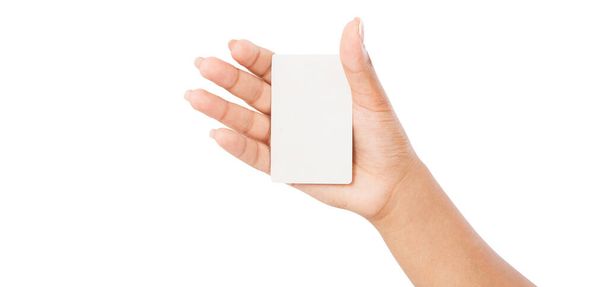 mano mantenga en blanco tarjeta de visita, brazo femenino mantenga papel aislado sobre fondo blanco - Foto, Imagen