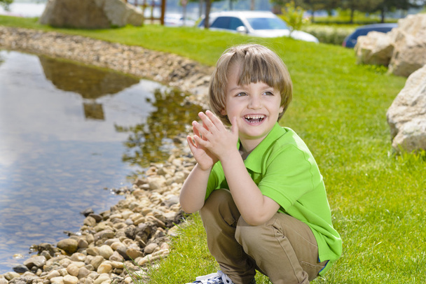 Kid Playing with Pebbles - Фото, зображення