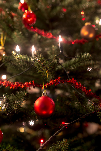 Weihnachtsbaum mit Lichtern und Lametta geschmückt - Foto, Bild