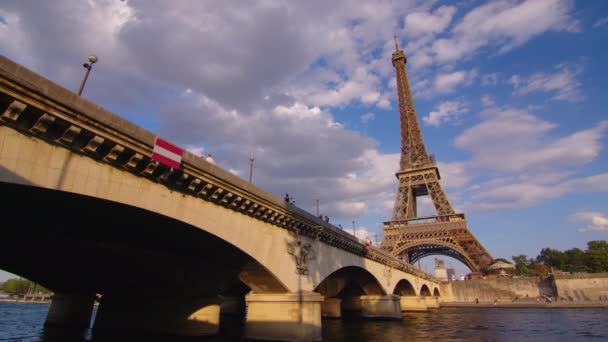 FRANCE, PARIS: Eiffel Tower in the morning time and summertime in Paris, France, horizontal pan. High quality 4k footage - Imágenes, Vídeo