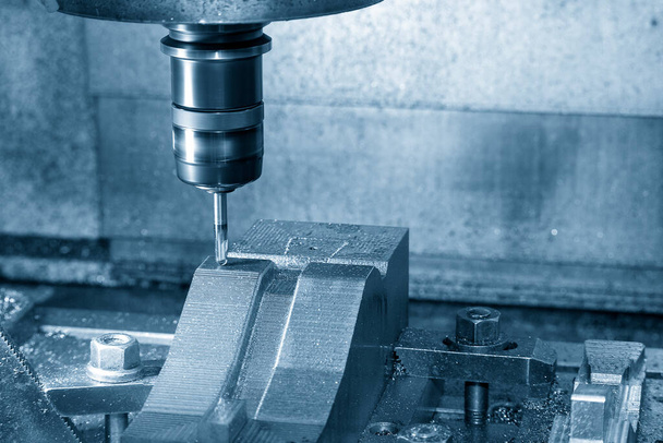 De CNC freesmachine die persmatrijs door massief kogeleind molenhulpmiddel snijden. De vormdelen snijden proces door bewerkingscentrum met massieve kogeleind molen. - Foto, afbeelding