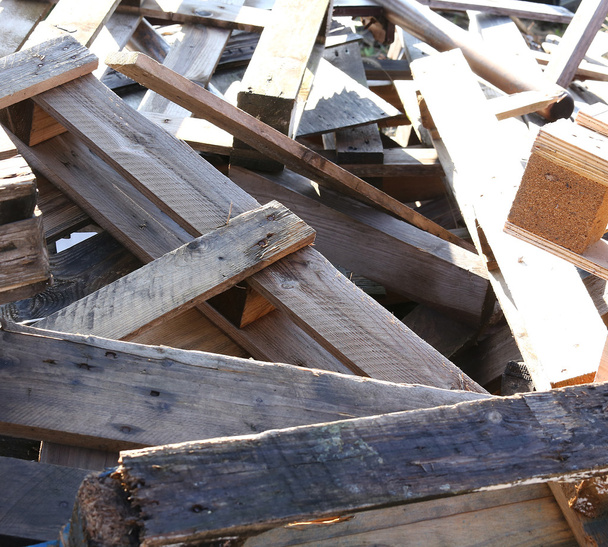 gran pila de paletas de madera apiladas en un vertedero
 - Foto, Imagen