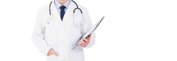 Porträt eines selbstbewussten Arztes auf weißem Hintergrund isoliertes, ausgeschnittenes Bild. - Foto, Bild