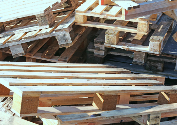 τεράστιο σωρό από ξύλινες παλέτες συσσωρεύονται - Φωτογραφία, εικόνα