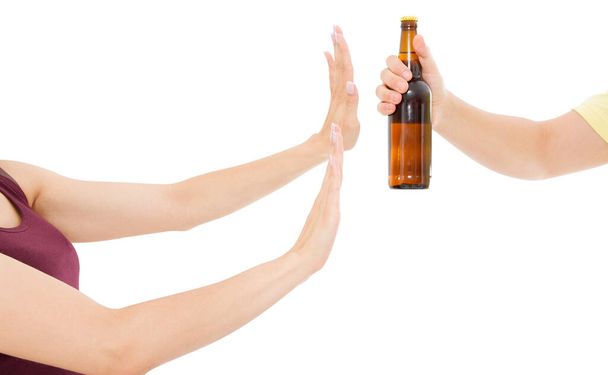 mano femenina rechazar una botella de cerveza aislada sobre fondo blanco, concepto anti alcohol. Copiar espacio, plantilla, - Foto, Imagen