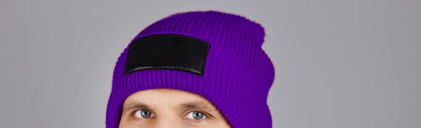 hipster violetti hattu eristetty harmaa, rajattu kuva - Valokuva, kuva
