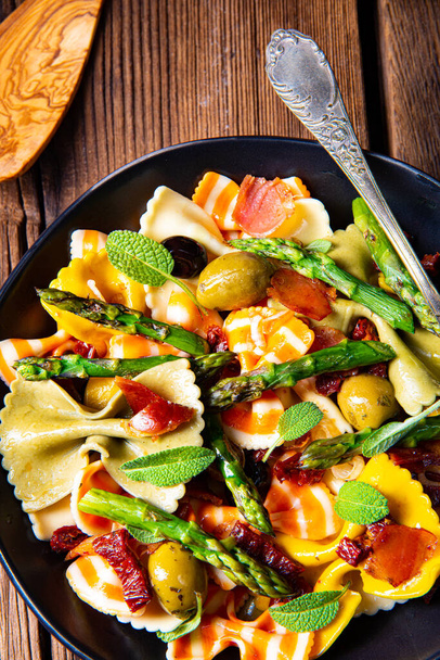 Pasta salad with green asparagus, olives and parma ham - Foto, Imagen
