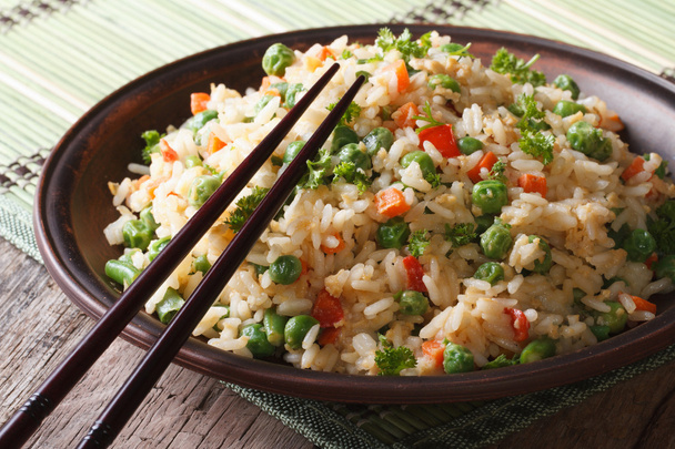 Riz asiatique frit avec oeuf et légumes gros plan, Horizontal
 - Photo, image