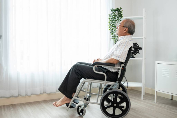 Портрет задоволеного літнього чоловіка, який сидить на інвалідному візку вдома. Старша особа в обслуговуванні будинку престарілих
 . - Фото, зображення