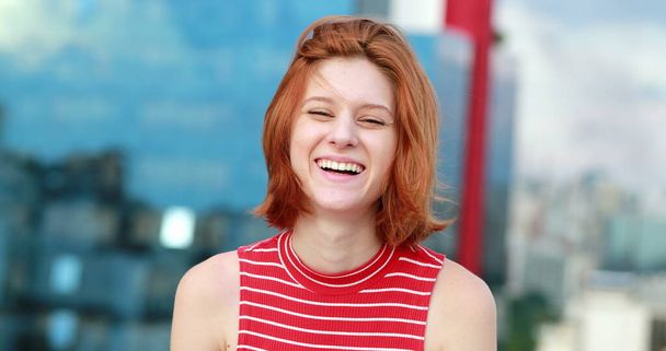 Kaunis nuori nainen hymyilee ja nauraa kameralle - Valokuva, kuva