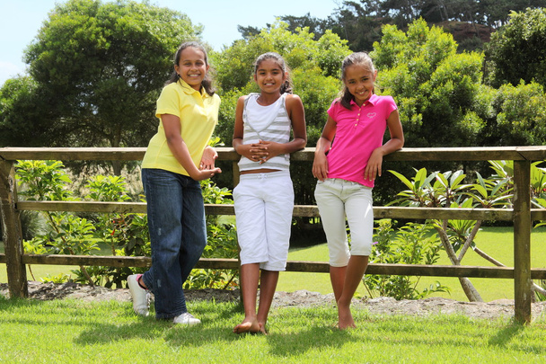 Trois jeunes filles en plein air
 - Photo, image