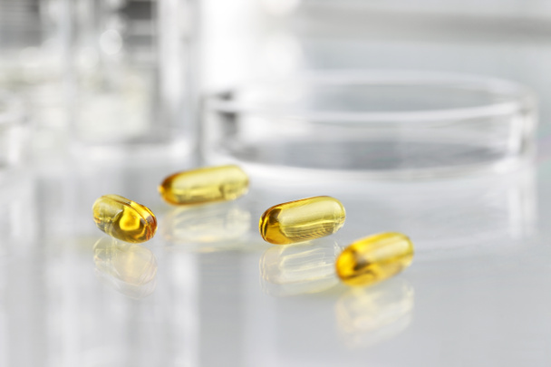 Pillole di vitamine omega 3 integratori con capsula di Petri
 - Foto, immagini