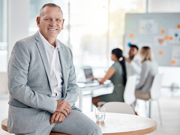 Portrait, happy business man or ceo in office on table for motivation, inspiration and vision with a smile. Boss, leader or executive with plan for innovation, strategy and future success planning - Foto, Bild