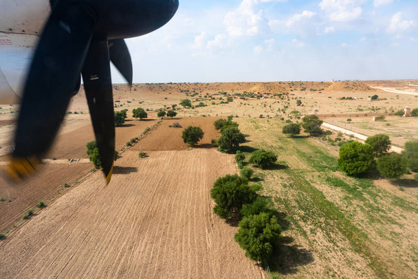 Vista del desierto de Thar desde un avión, Rajastán, India. Las hélices y el desierto de Thar en el marco. - Foto, Imagen
