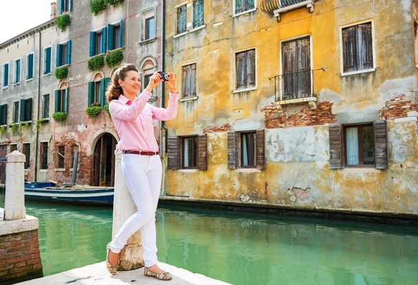 Full length portrait of happy young woman taking photo in venice - Foto, Imagen