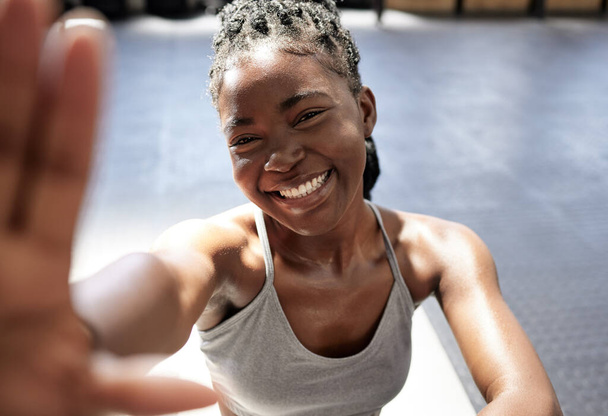 Fitness, happy and black woman taking a selfie in the gym after training, exercise and workout alone. Smile, healthy and young African woman influencer, wellness and active lifestyle on social media. - Fotoğraf, Görsel