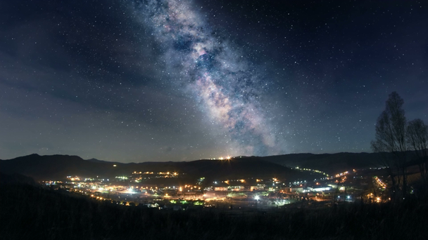 Vía Láctea sobre ciudad de montaña
 - Imágenes, Vídeo