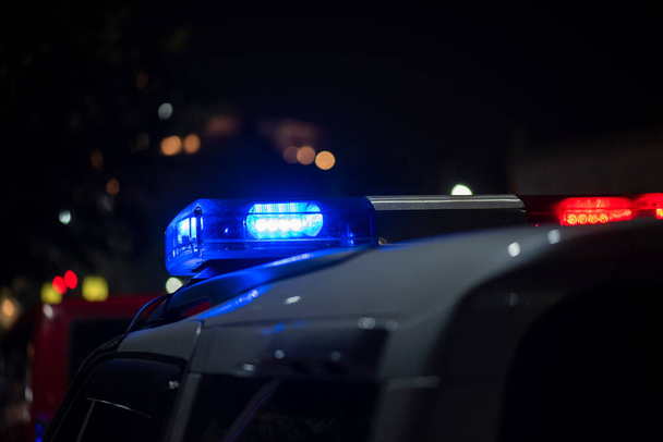 Аварийное освещение патрульной машины на улице ночью - Фото, изображение