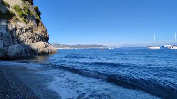Vietri sul Mare, Kampánie, Itálie - 4. září 2022: Přehled malé pláže se soukromým přístupem na hranici s Cetarou - Záběry, video