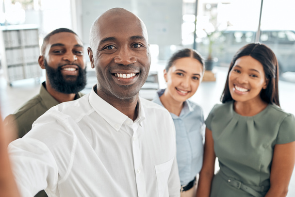 Group selfie at office, working employees smile and corporate teamwork. Company diversity, business people collaboration and happy staff. Professional workplace, together career and community success. - 写真・画像