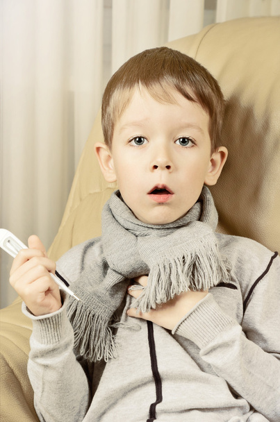 niño de imagen teñida tosiendo y sosteniendo un termómetro
 - Foto, imagen