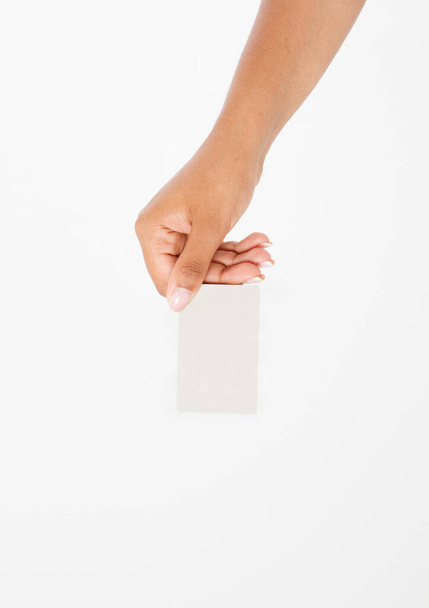 hand hold blank business card. female arm hold paper isolated on white background. copy space. mock up. - Foto, imagen