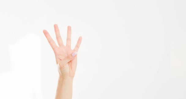Το γυναικείο χέρι δείχνει τέσσερα δάχτυλα. Χειρονομία. Καυκάσιος βραχίονας. Mock επάνω. Αντιγραφή χώρου. Πρότυπο. Κενό. - Φωτογραφία, εικόνα